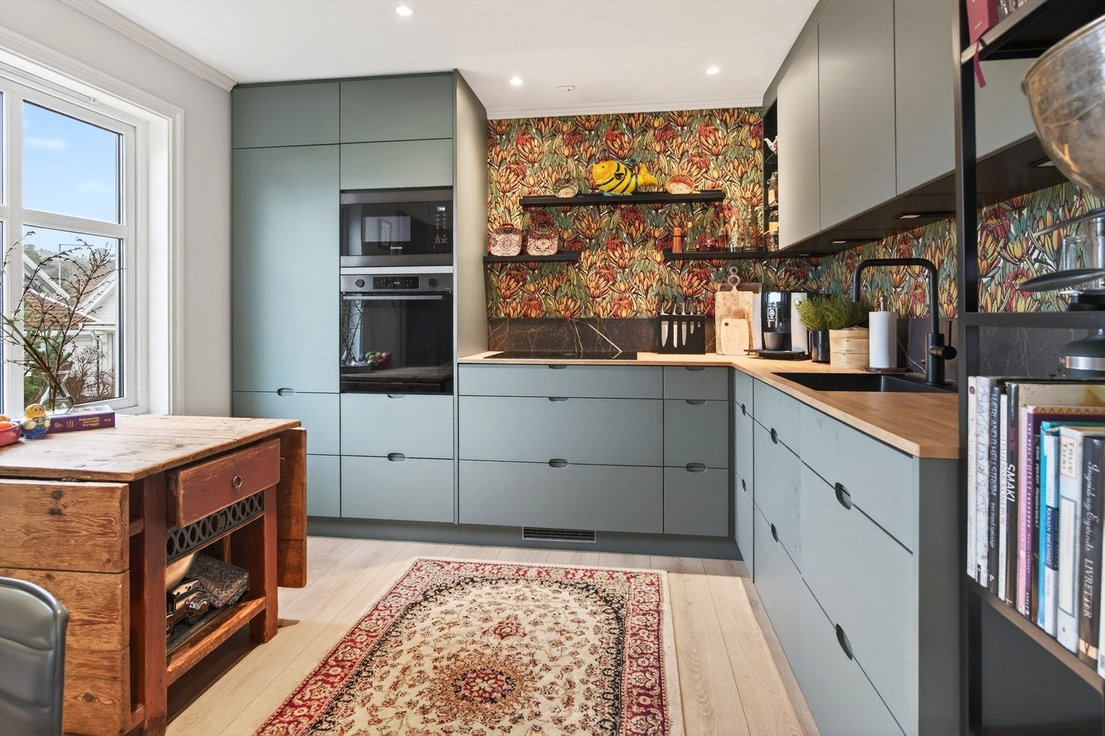 Ny kjøkkeninnredning med alt integrert av hvitevarer Galleribilde