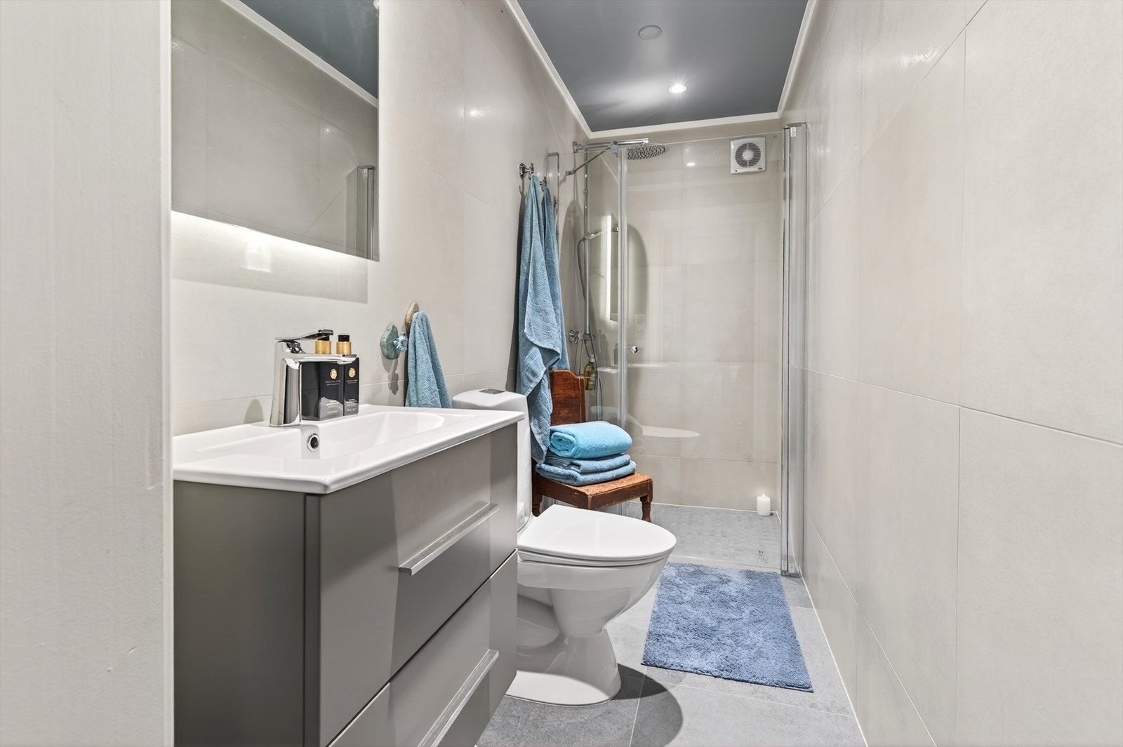 Lekkert nytt bad med fliser i storformat Galleribilde