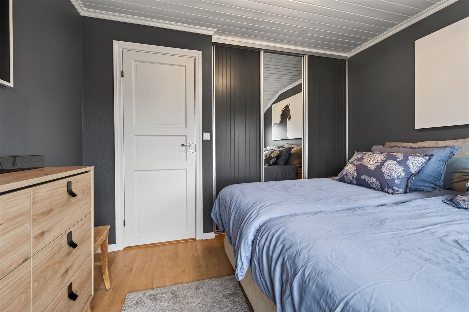 Skyvedørsgarderobe på hovedsoverommet Galleribilde