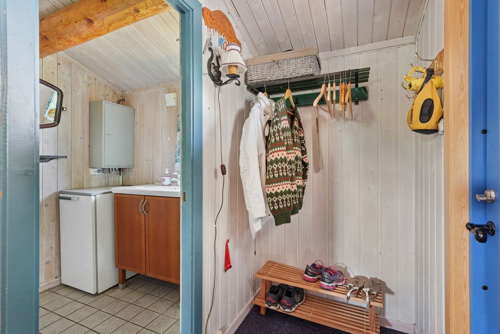 Entré med god plass til oppheng av jakker og sko Galleribilde