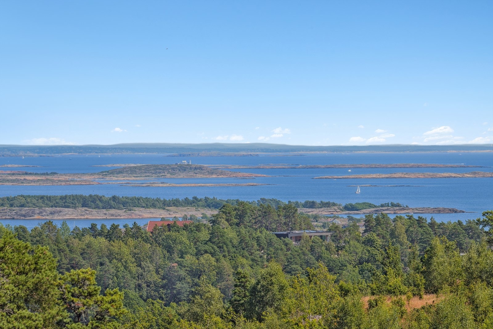 Hytta ligger på et høydedrag med fantastisk utsikt ut over Oslofjorden og over til Østfold Galleribilde