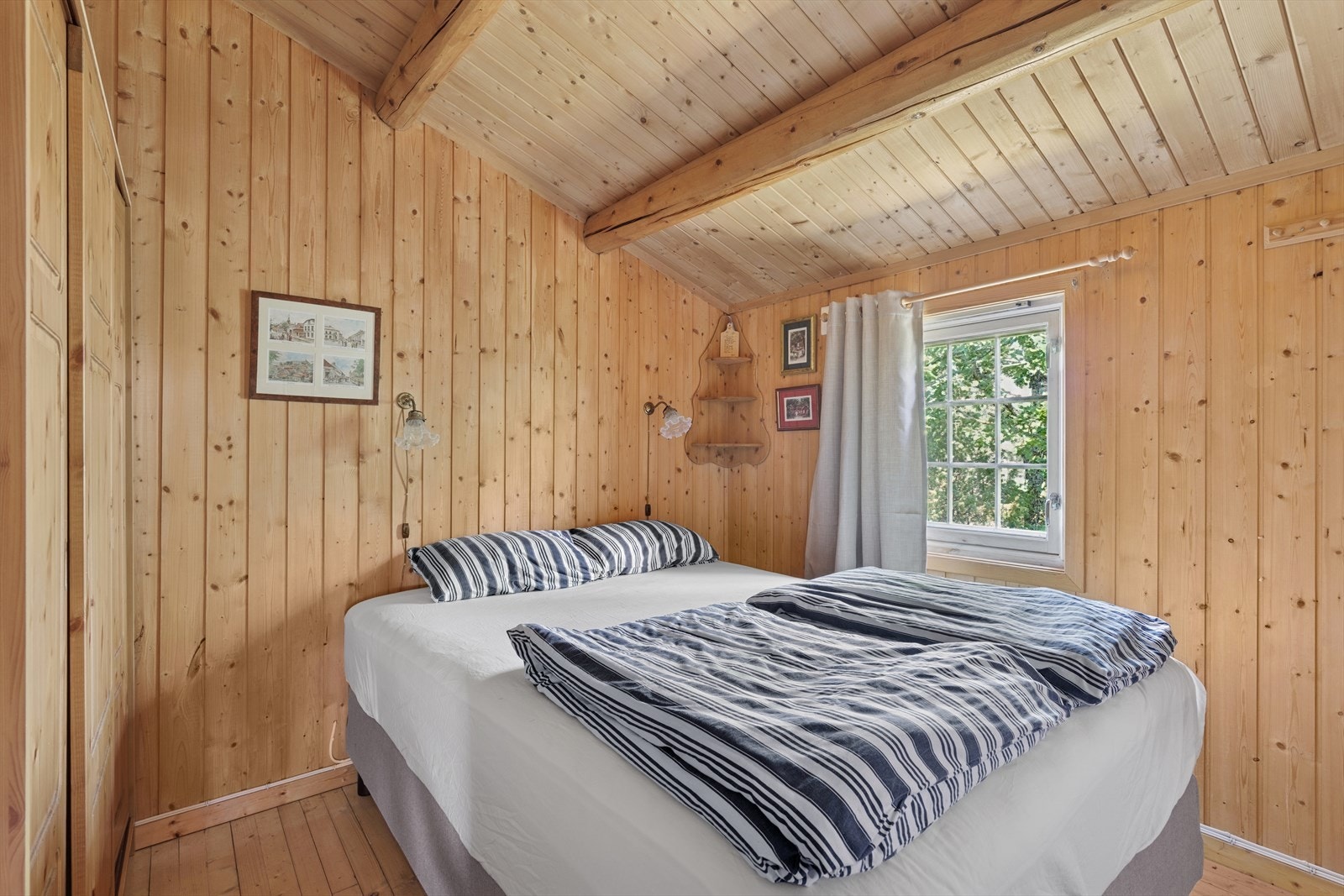 Det andre soverommet inne i hytta med god plass til dobbeltseng og garderobeløsning Galleribilde