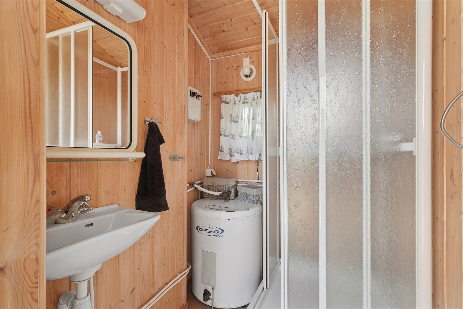 Dusjrom med dusjkabinett, servant og varmtvannstank Galleribilde