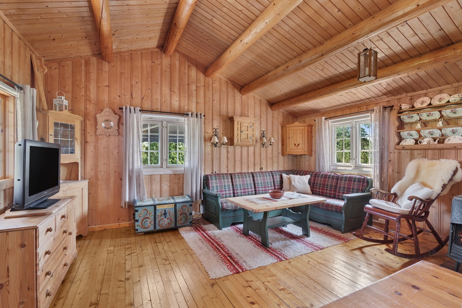 Det er godt med møbleringsmuligheter med ogd plass til sofagruppe og spisestue i stuen Galleribilde