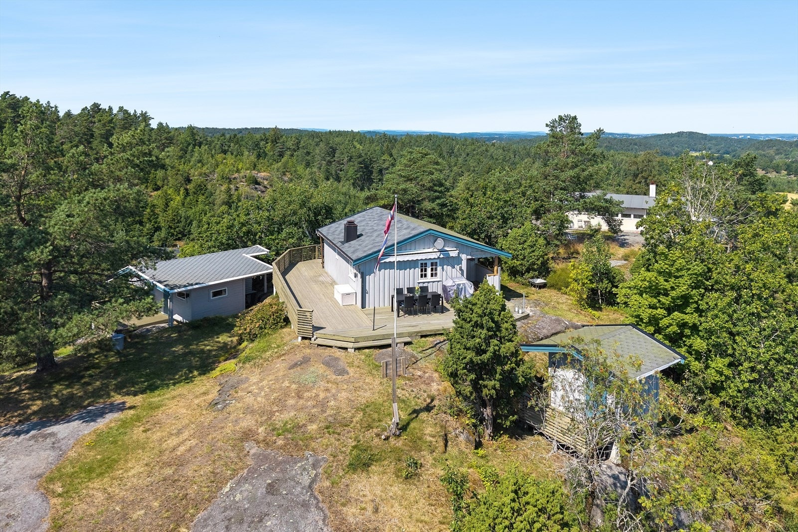 Hytta ligger flott til på et høydedrag med gode utsiktsforhold og ikke minst svært gode solforhold Galleribilde