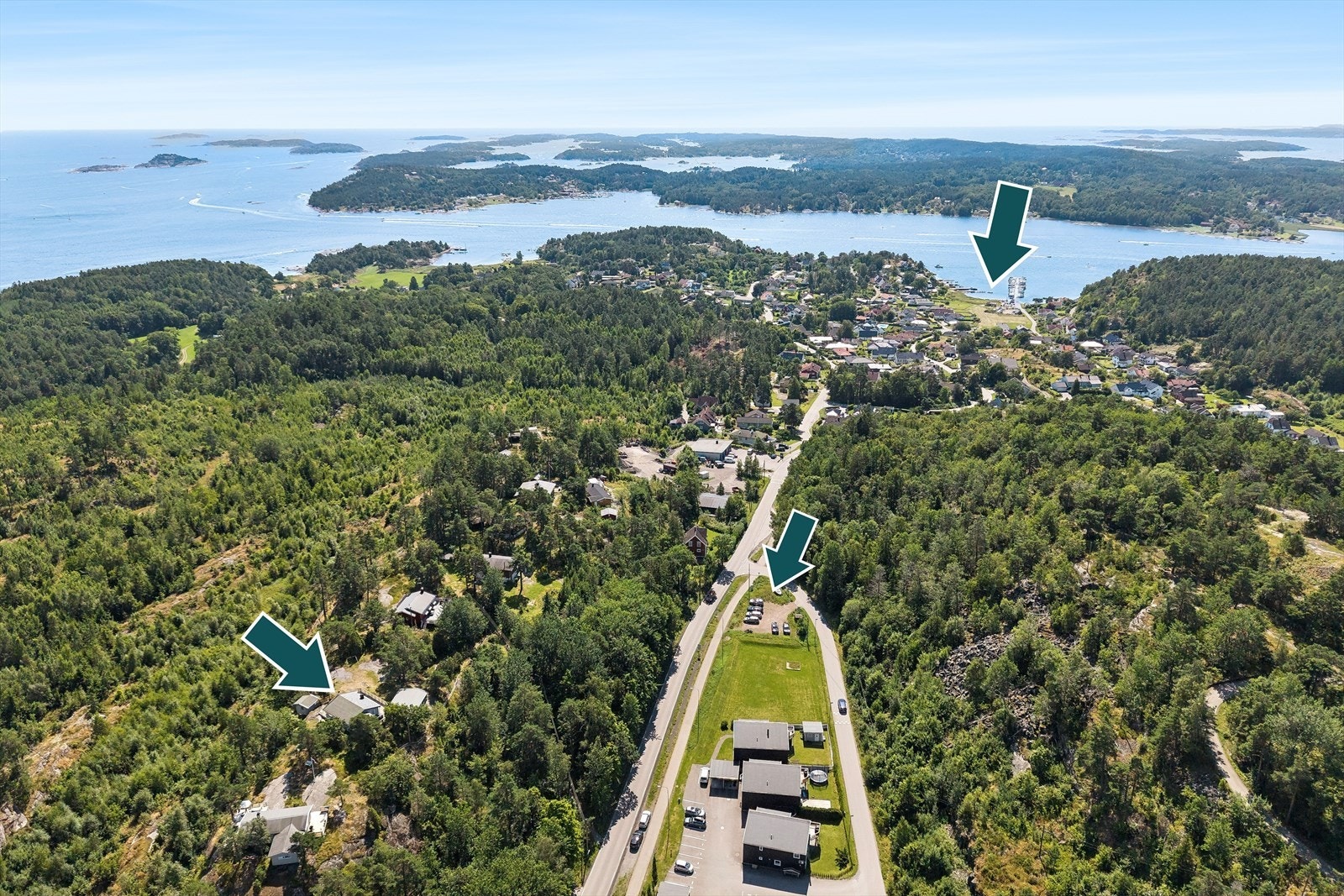 Hytta ligger til venstre i bildet, parkeringen gjøres på sletta nedenfor. Pilen bakerst markerer badested og fotballbane/lekeplass nede ved Buerstad Galleribilde