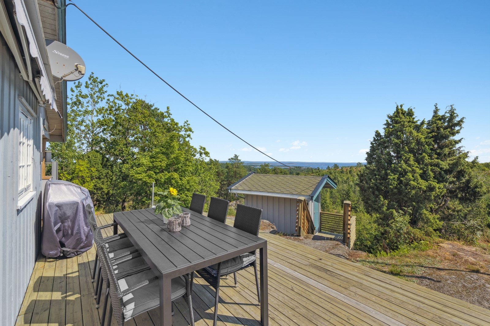 Stor solrik terrasse med god plass til å finne sol eller trekke seg tilbake med litt skygge Galleribilde