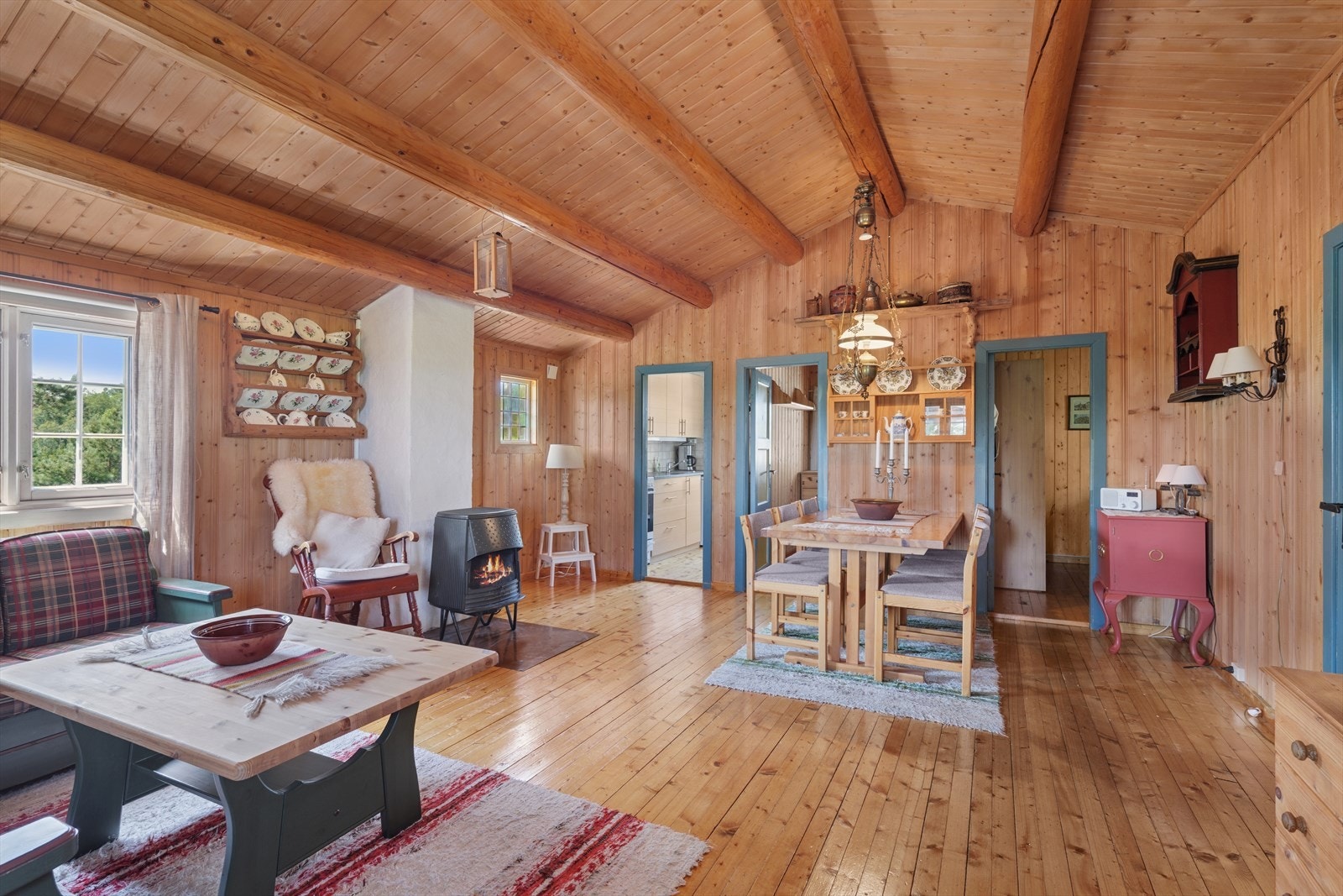 Velkommen inn i hytta, her er mye sjarme og hygge bevart med heltre gulv, palen på vegggene og stokker i taket Galleribilde