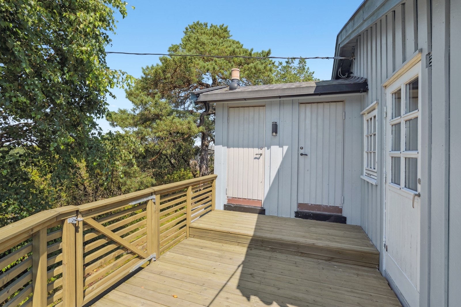 Separat dusjrom og toalettrom utenfor hytta Galleribilde