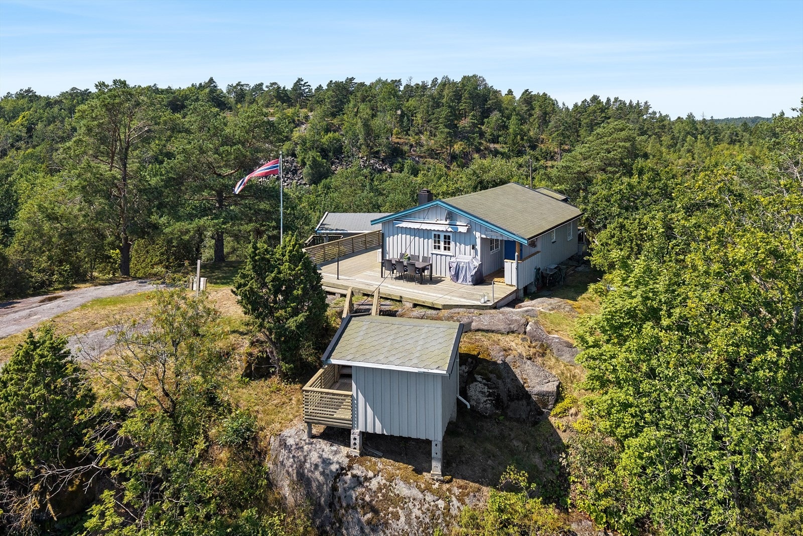 Fra hytta er det kort vei både til Movikstranda og Torødstranda perfekt for å kunne nyte late dager ved vannet Galleribilde