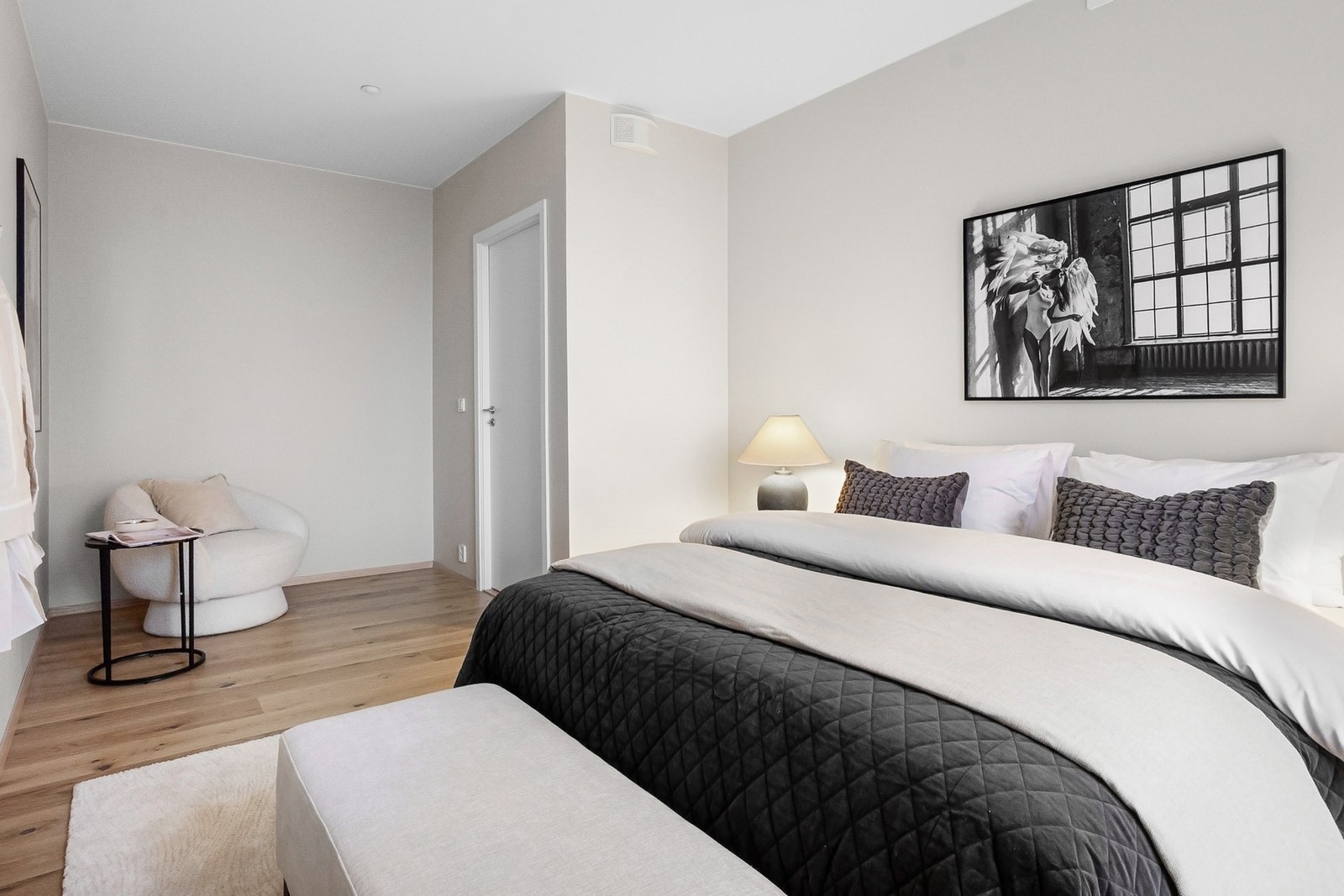 Her er det fint med plass til både dobbeltseng og nattbord Galleribilde