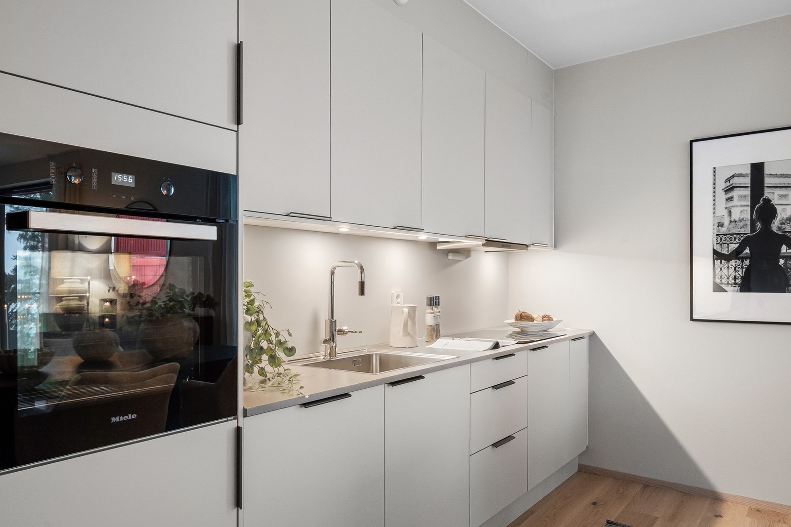 Romslige arbeidsflater og godt med skap- og oppbevaringsplass. Galleribilde