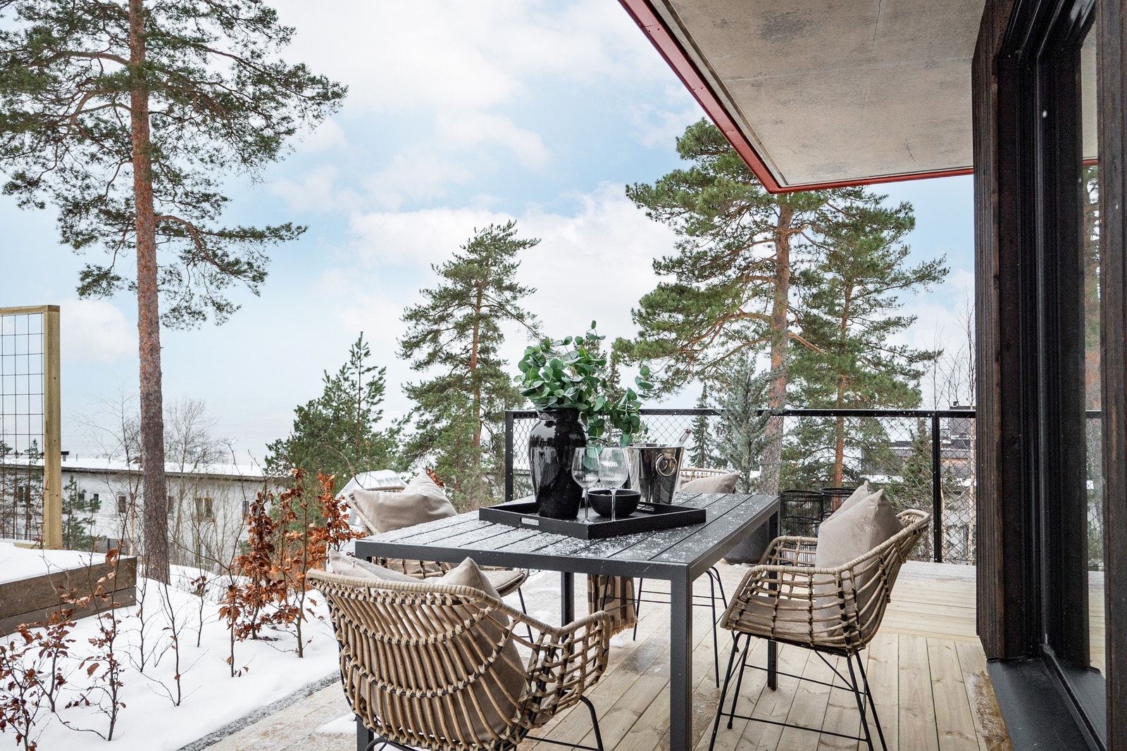 Fra stuen er det direkte utgang til en vestvendt og overbygget markterrasse på ca. 23 m² i en praktisk L-form. Galleribilde