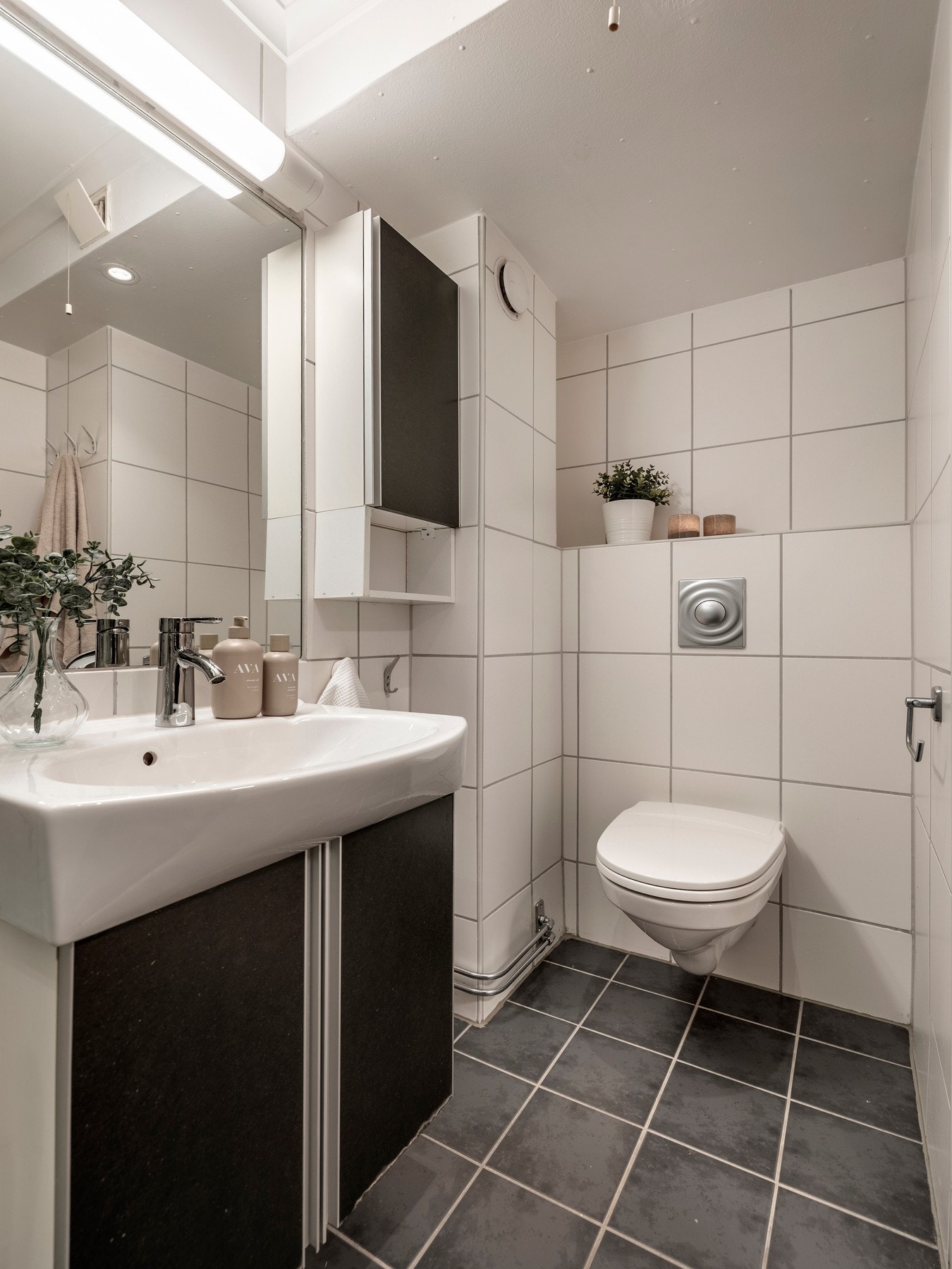 Det er bestilt nye dører til servantskap på bad/wc, disse blir byttet før overtakelse Galleribilde