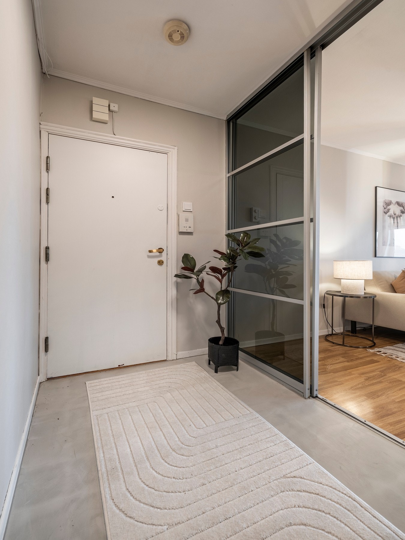 Entré/inngangsparti ble pusset opp med bl.a. mikrosement på gulv Galleribilde