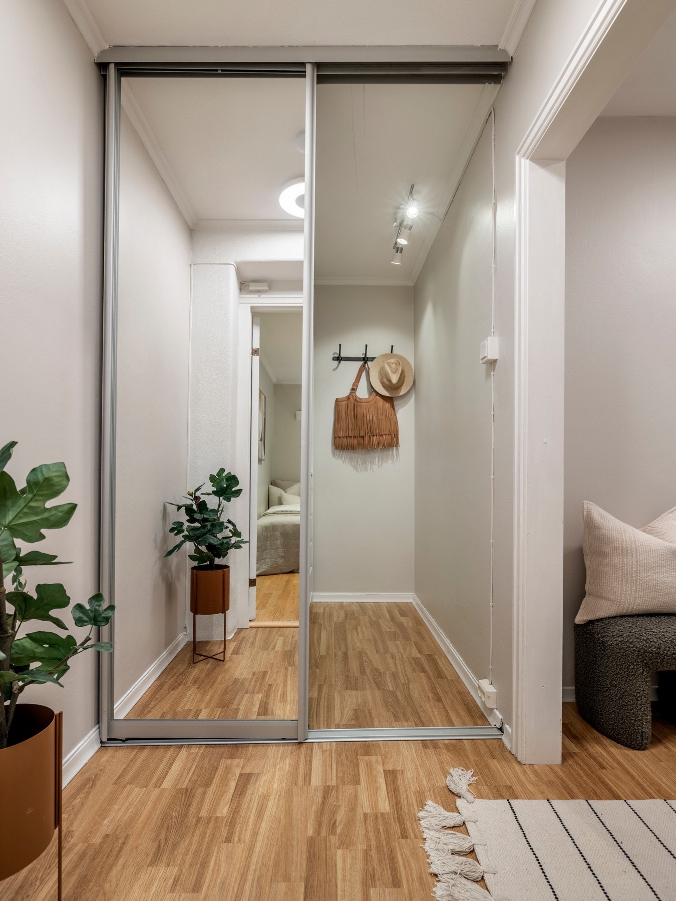Walk-in garderobe med speilfronter rett utenfor soverommet Galleribilde