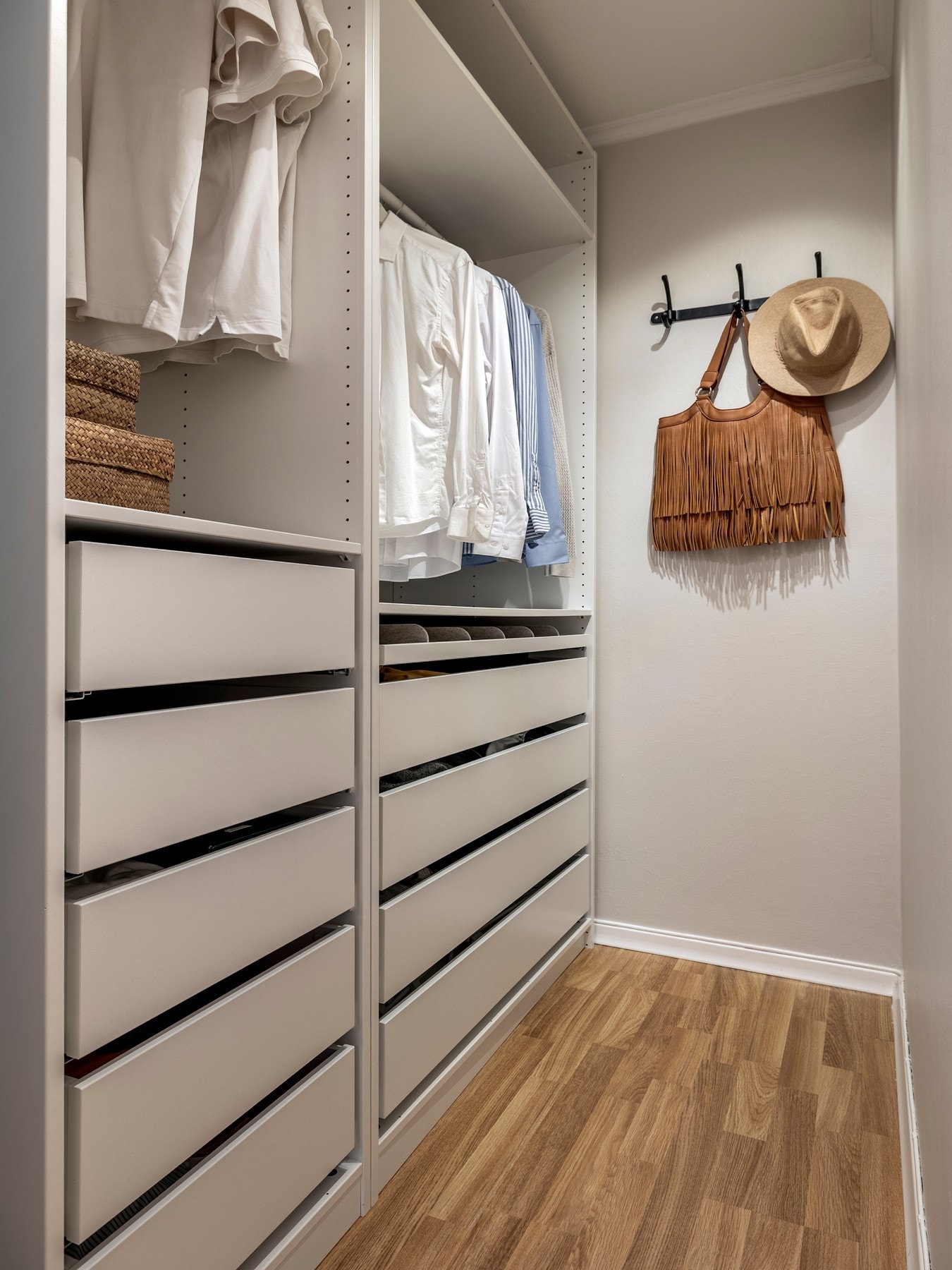 Innredning walk-in garderobe medfølger ved salg Galleribilde