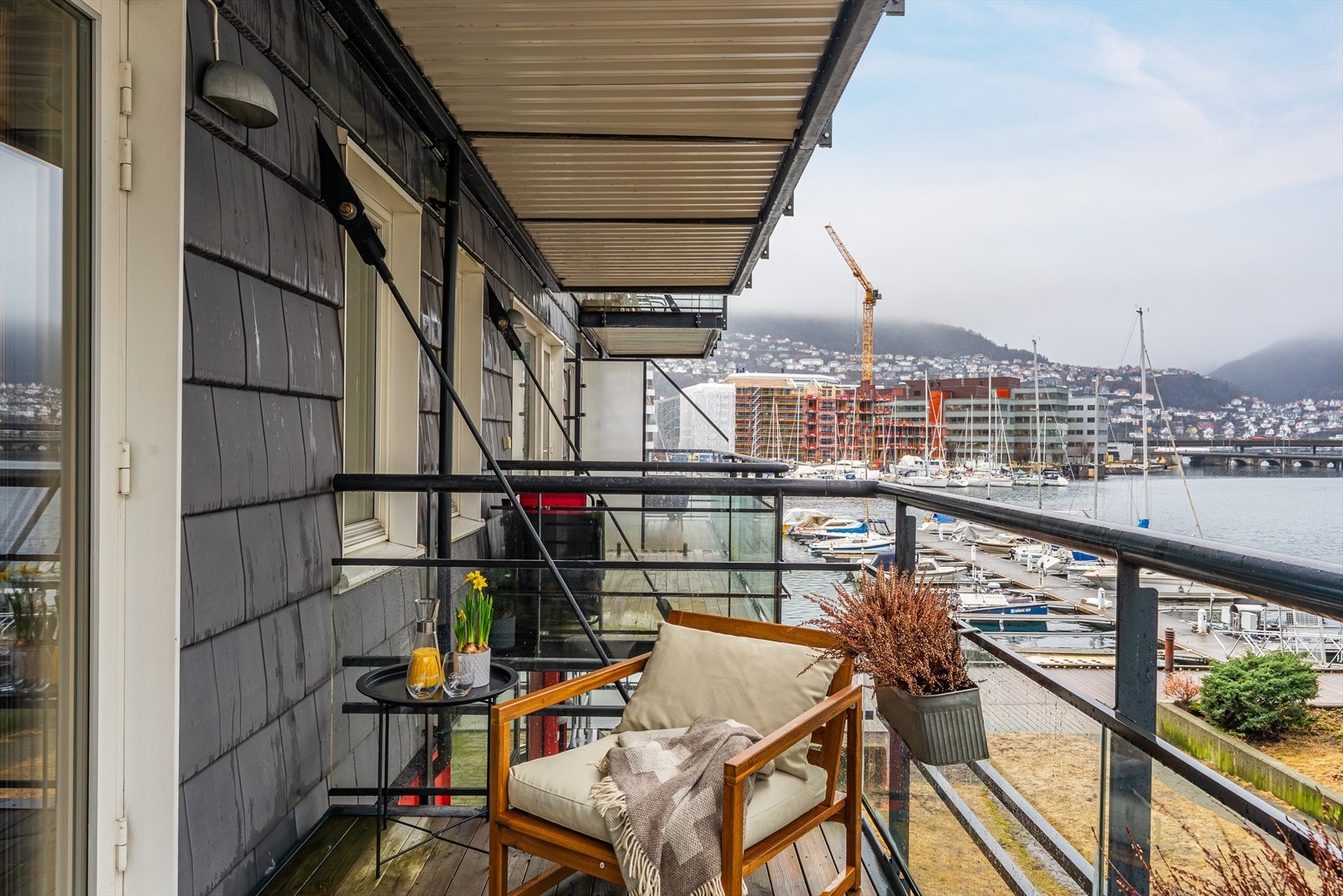 Fra balkongen har du sjøutsikt og plass til møblering, noe som gjør den til en hyggelig uteplass for både avslapning og sosiale stunder Galleribilde