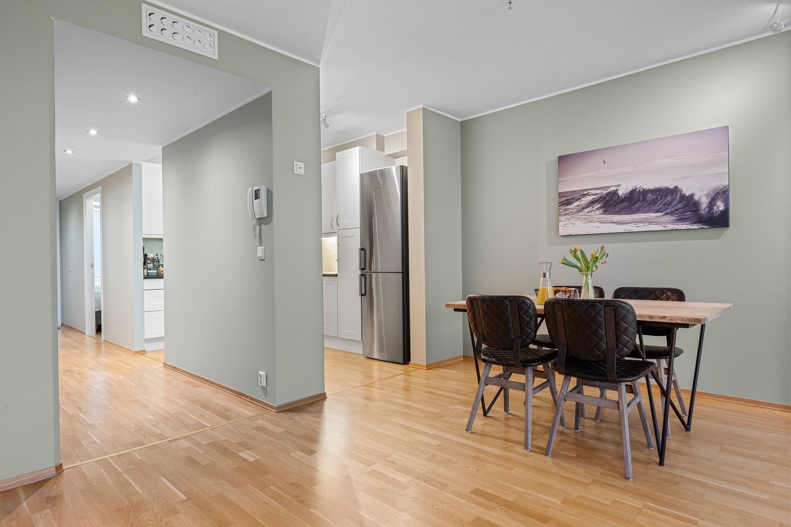 De lysegrønne veggene skaper en behagelig atmosfære Galleribilde