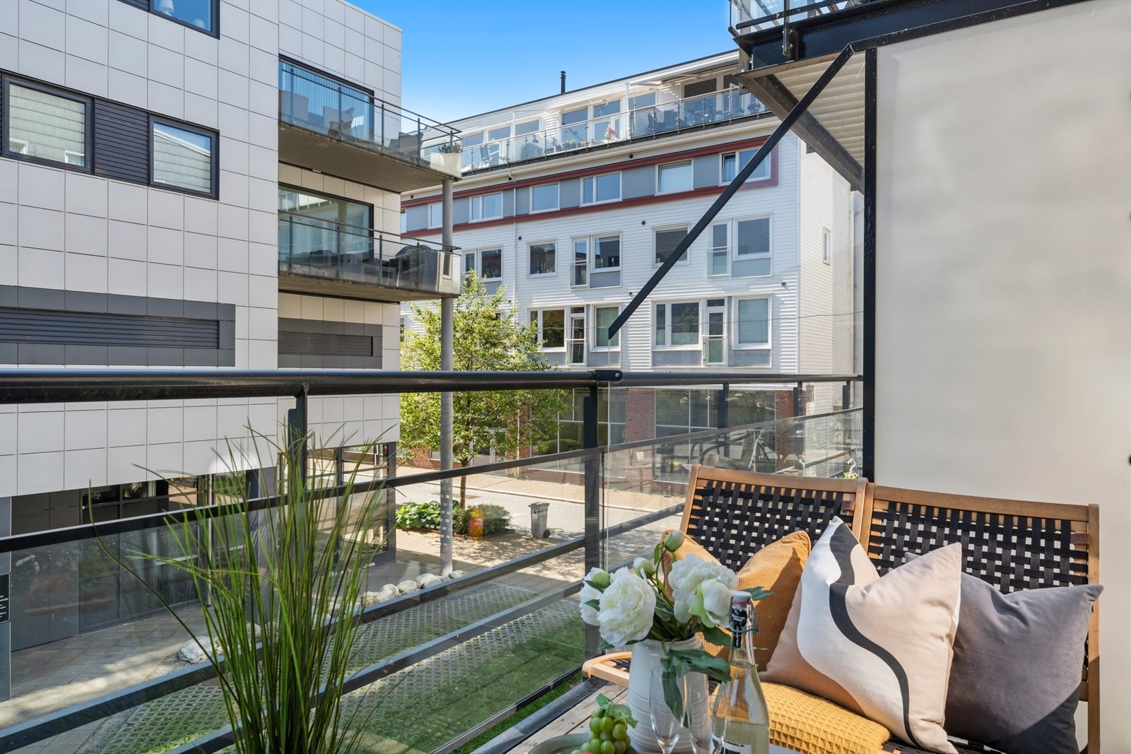 Den skjermede utformingen gjør uteplassen lun, uansett værforhold Galleribilde