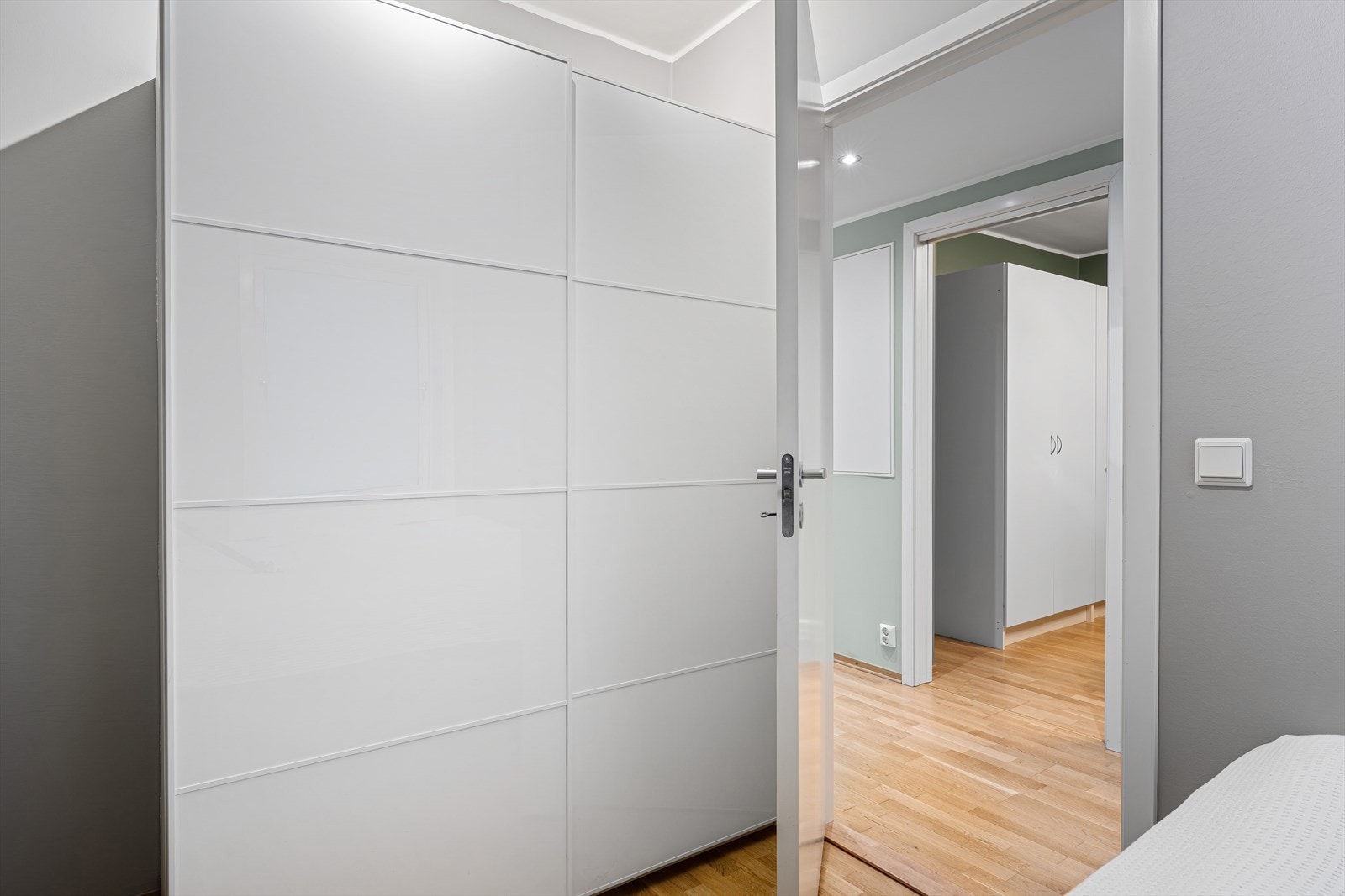 Innredet med dobbeltseng og garderobeskap Galleribilde