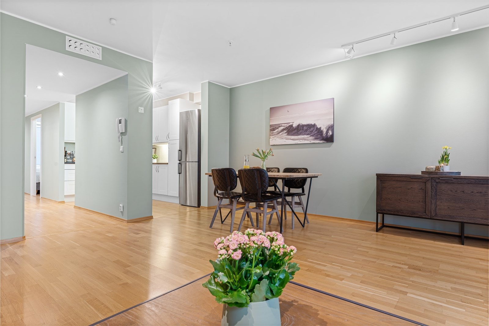 Fra sofakroken kan du holde god dialog med de som er på kjøkkenet, noe som gjør romløsningen sosial Galleribilde