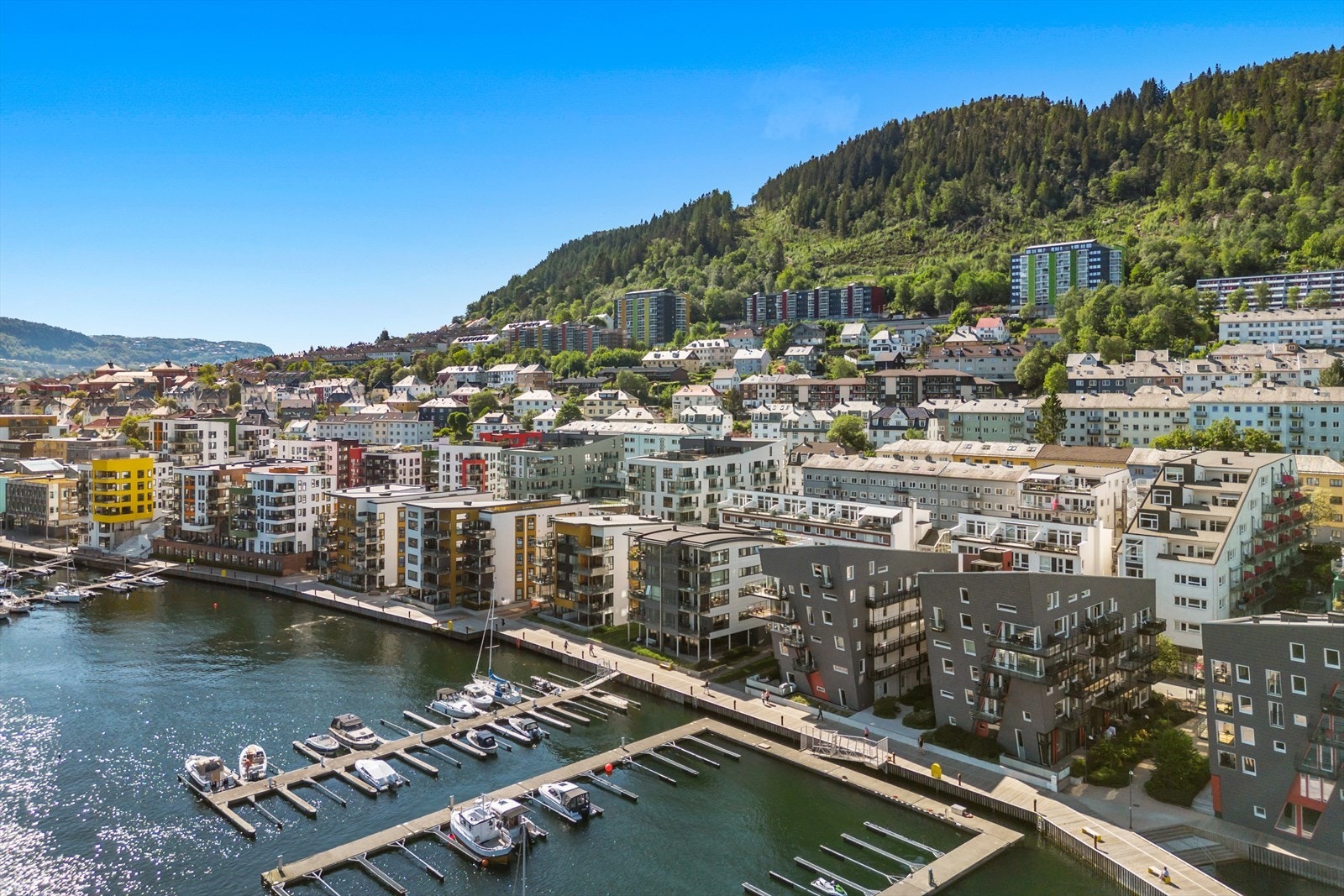 Leiligheten ligger i et populært bygg rett ved sjøkanten og har tilgang til fine felles uteområder like ved kaien Galleribilde