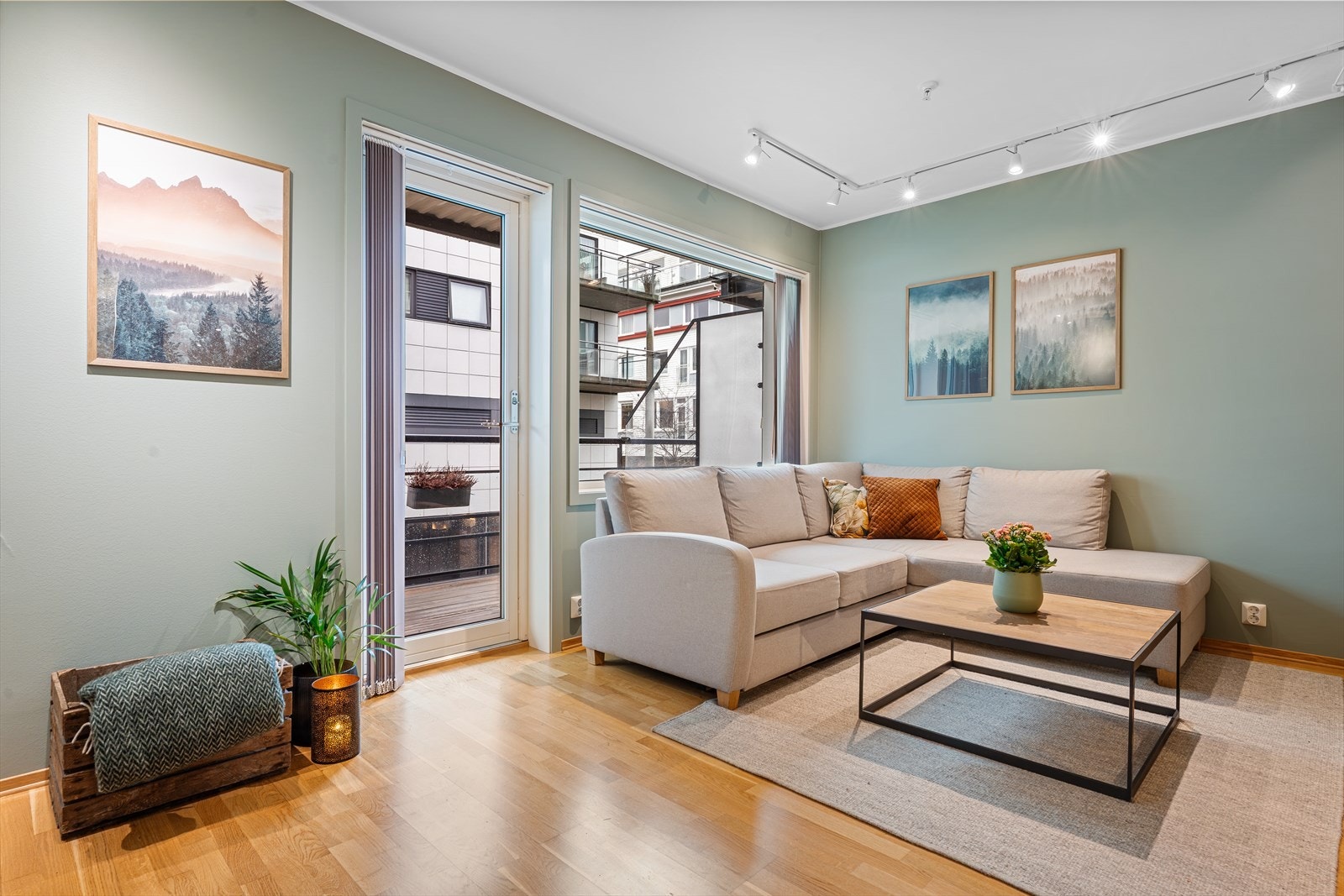 Stuen har en god størrelse og gir rom for både sofagruppe og øvrig møblering på en naturlig måte Galleribilde