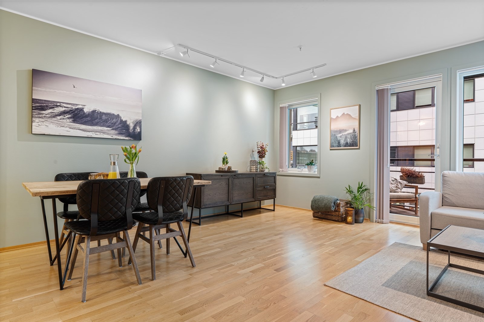 Stuen har naturlige møbleringssoner med god plass til både sofagruppe og spiseplass Galleribilde