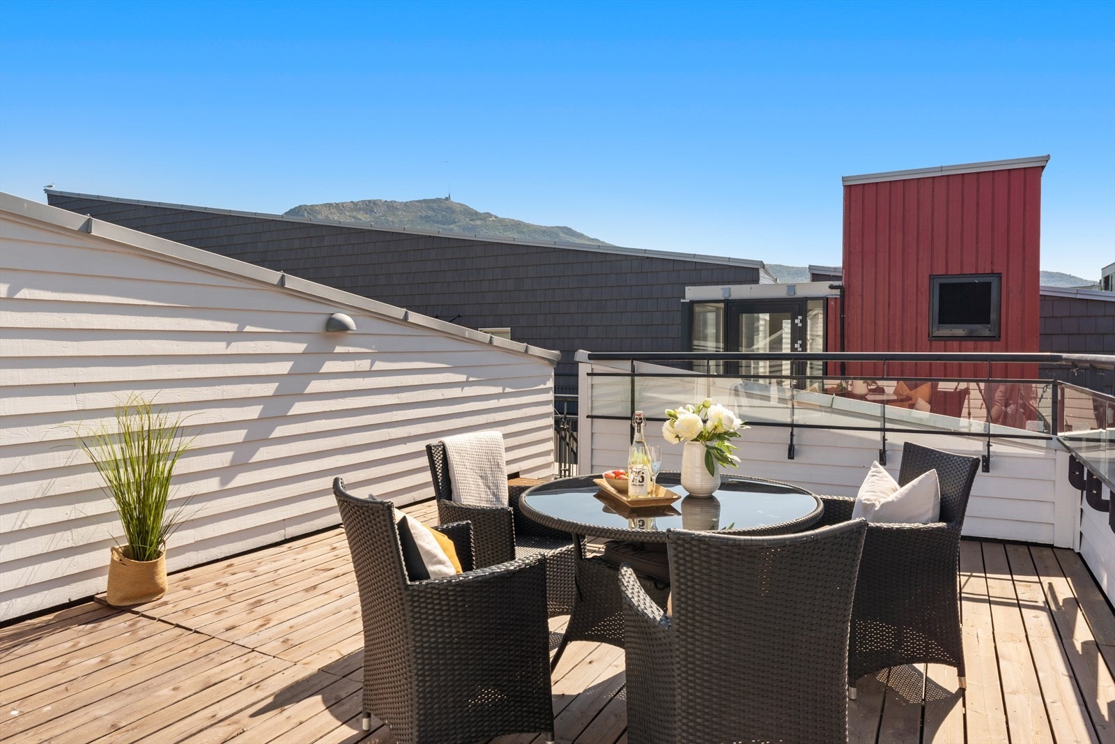 Her kan du nyte solrike dager og hyggelige stunder med flott utsikt Galleribilde