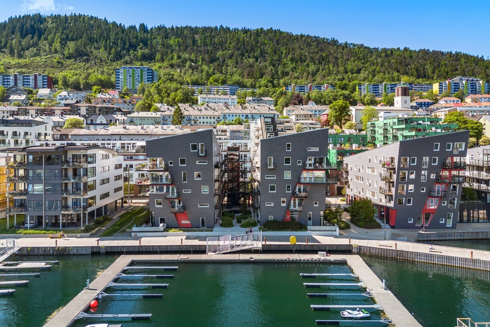 I dine aller nærmeste omgivelser finner man blant annet dagligvarebutikk (Kiwi, Bunnpris og Rema 1000), bussholdeplass i vei, restauranter (bl.a. Sumo og Pizzabakeren), kafé og frisør Galleribilde