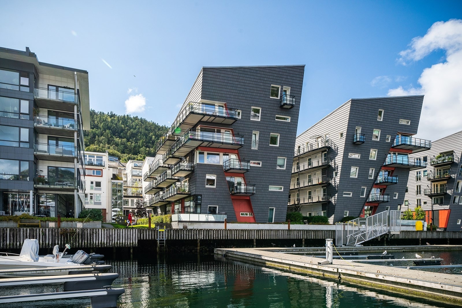 Området har vært - og er - under stor utvikling de senere år, og det tilkommer stadig nye fasiliteter, servicetilbud og boliger tilpasset alle aldersgrupper Galleribilde