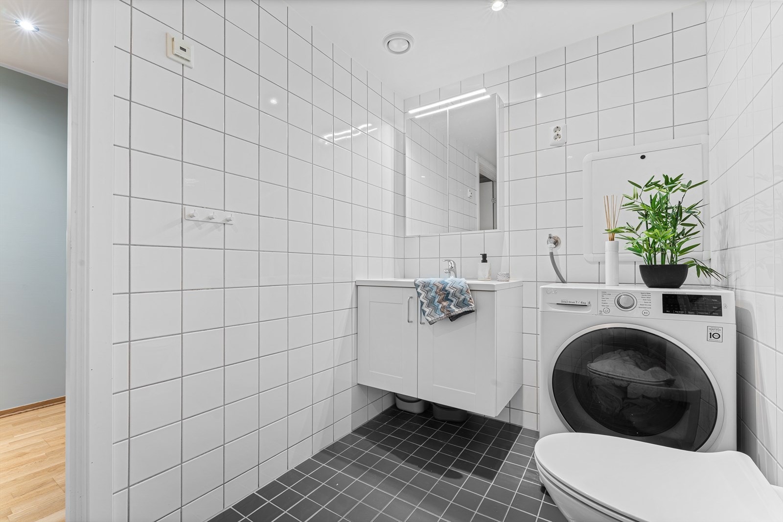 Badet er fra byggeåret 2009 og har fliser på både gulv og vegger Galleribilde