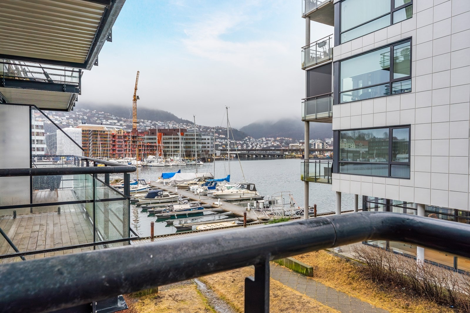 Balkongen er delvis overbygget av balkongen over, noe som gir gode bruksmuligheter gjennom store deler av året Galleribilde