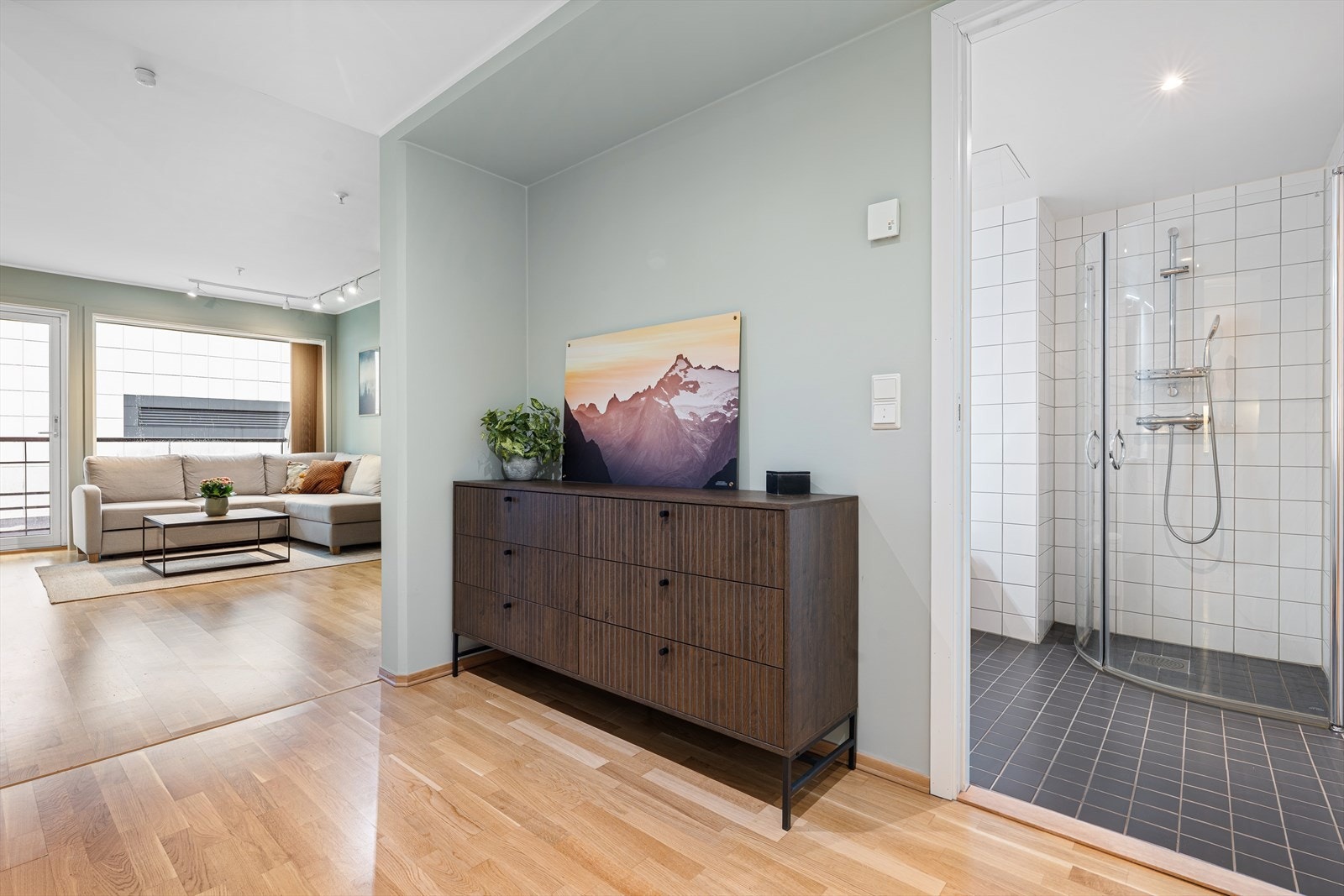 Her får du en fin helhetsfølelse allerede fra gangen og videre inn i leiligheten. Galleribilde