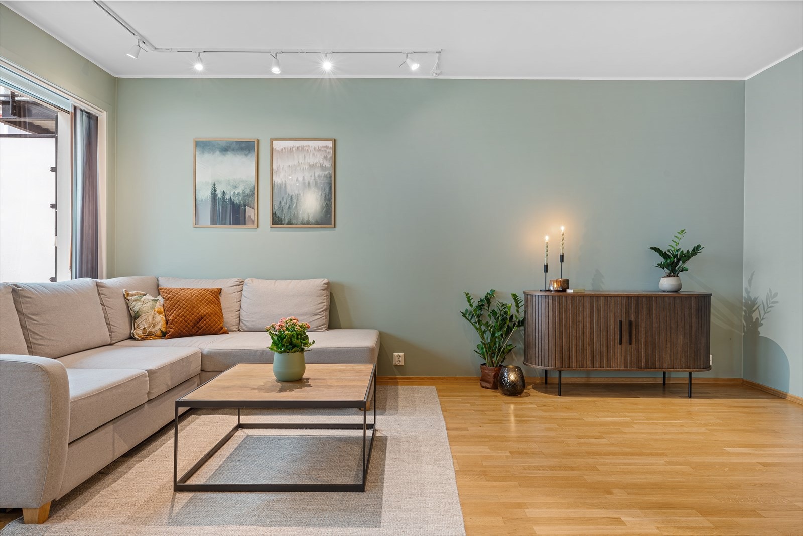 Her kan du samle venner og familie til hyggelige stunder i et rom som innbyr til både avslapning og sosialt samvær Galleribilde