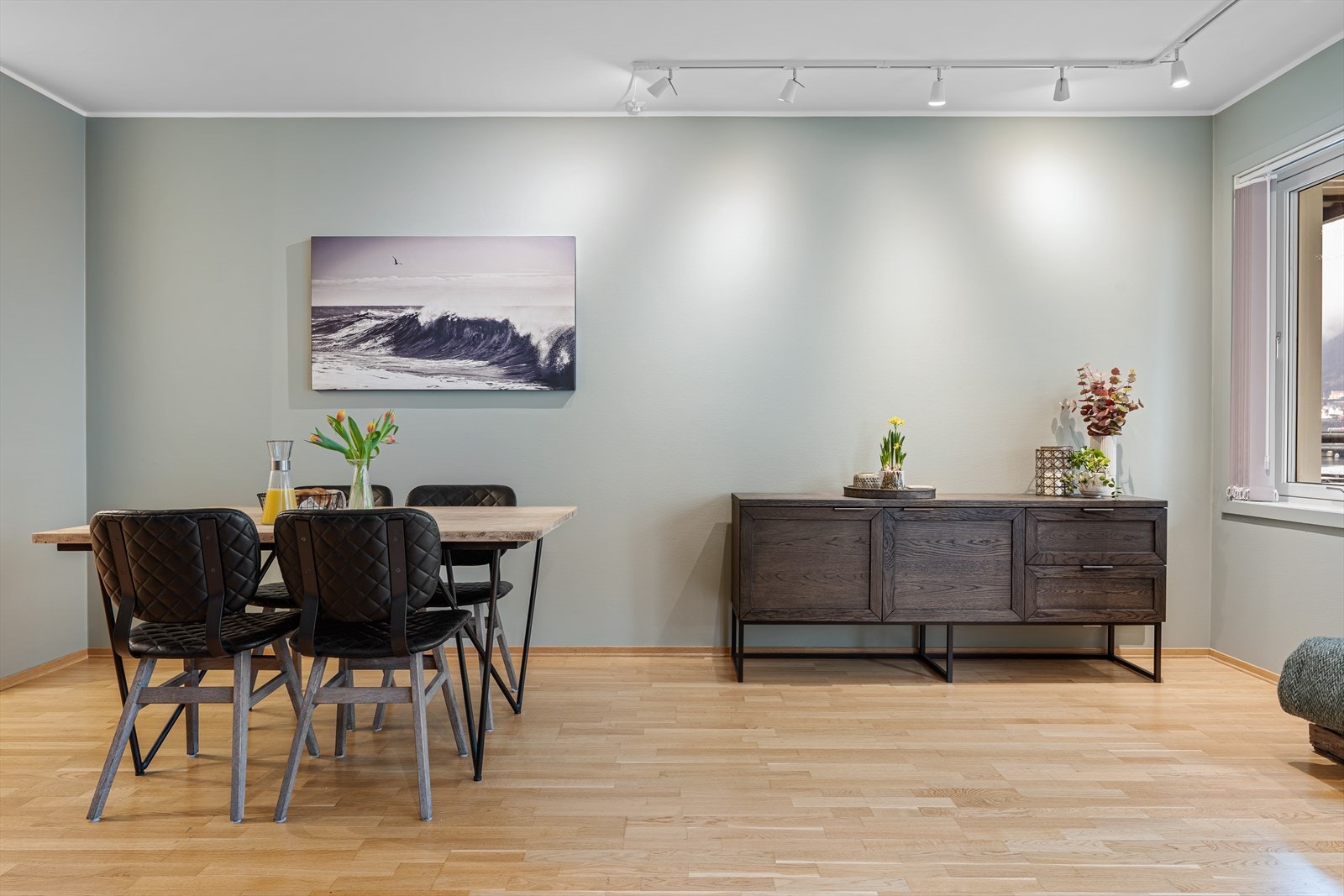 Skinnen i taket sørger for jevn og god belysning i stuen, noe som fremhever romfølelsen Galleribilde