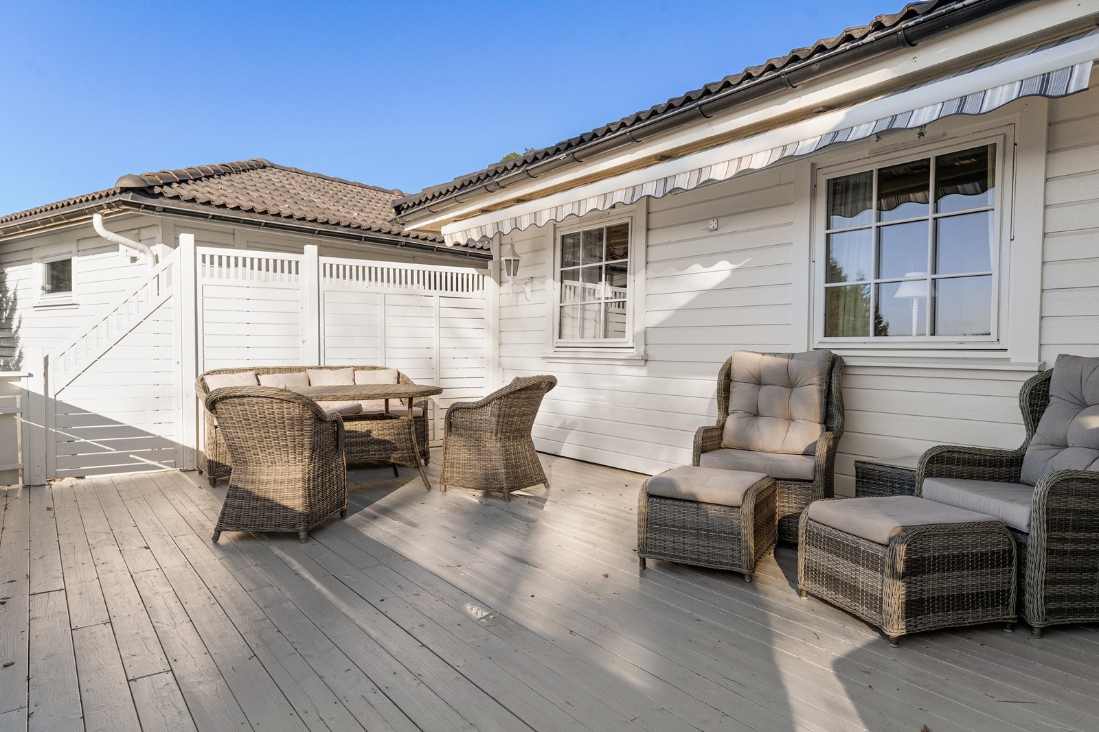 Den store terrassen har god plass til flere sittegrupper og utemøblement. Galleribilde