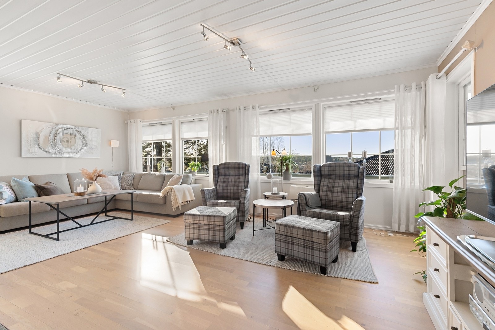 Store vindusflater slipper inn rikelig med dagslys og gir utsyn over nærområdet. Galleribilde