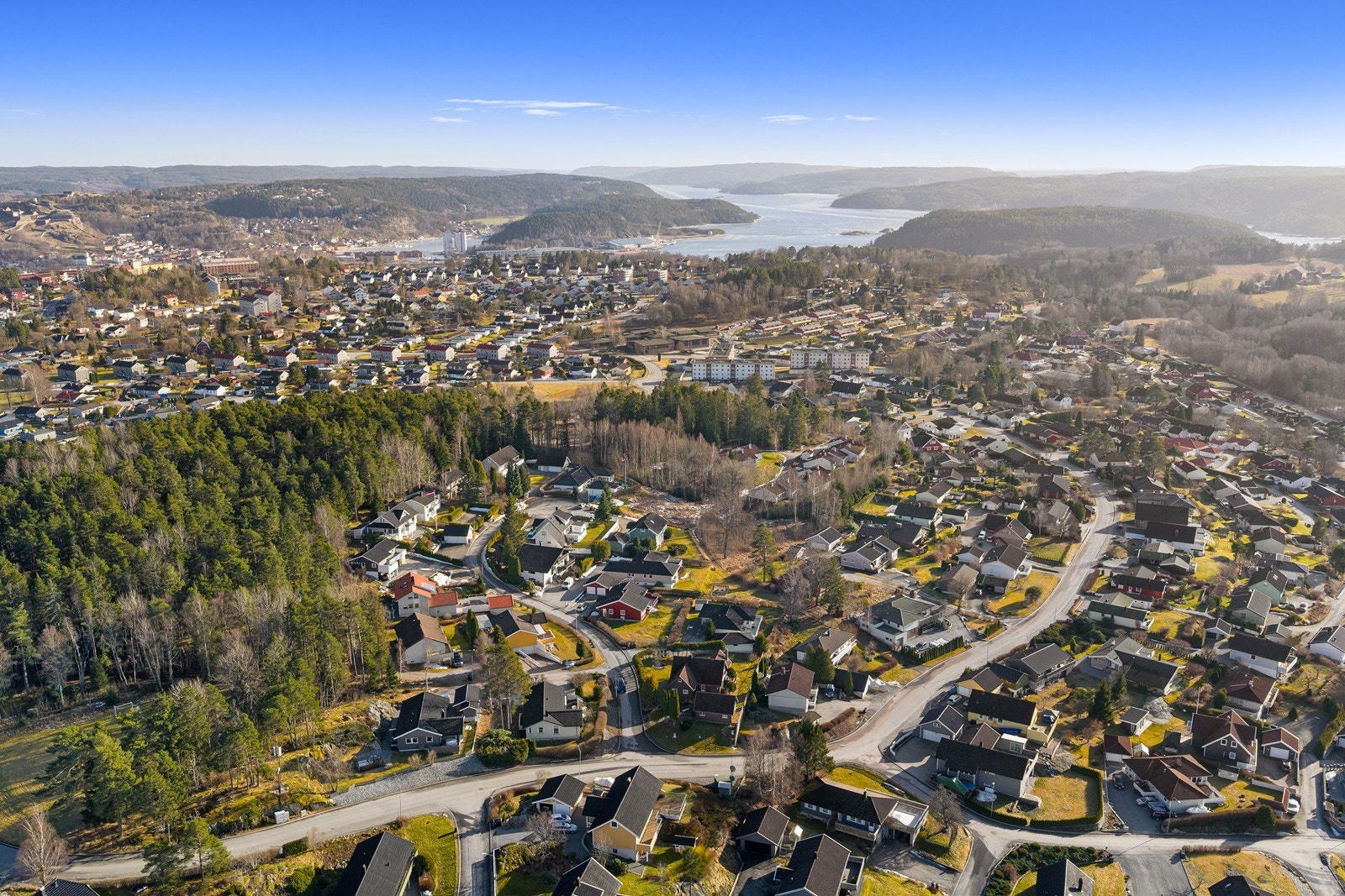 Fra eiendommen er det enkel adkomst til Halden sentrum og Tista Senter. Galleribilde