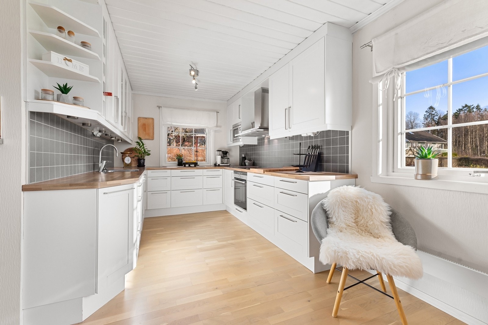 Kjøkkeninnredningen er fra Norema, fornyet i 2014, med rikelig skap- og benkeplass. Galleribilde