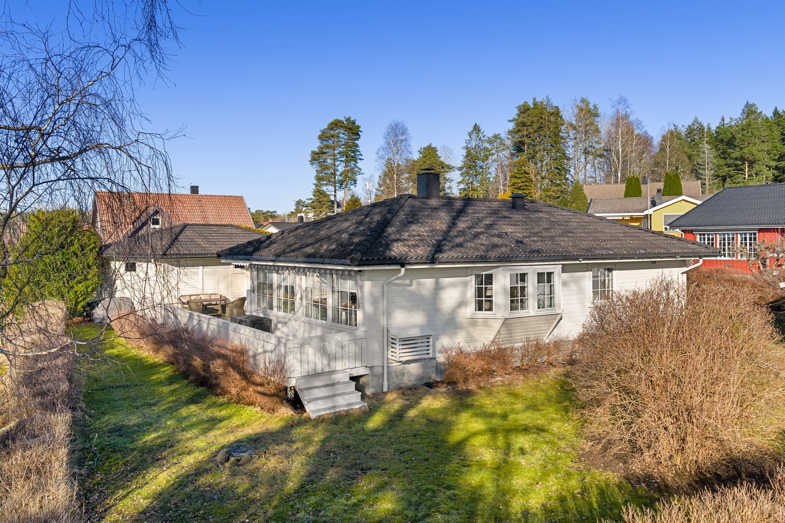 Boligen har liggende malt trepanel og takstein som fikk en fornying i 2021. Galleribilde