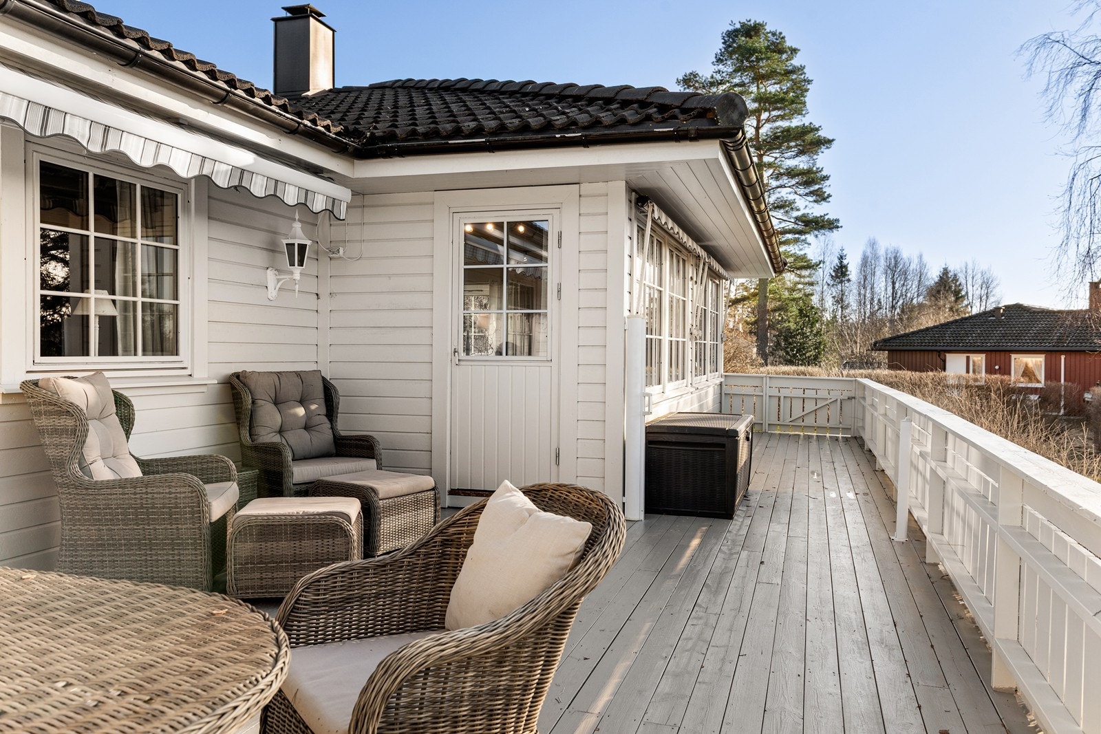 Fra stuen er det direkte utgang til den romslige treterrassen. Galleribilde