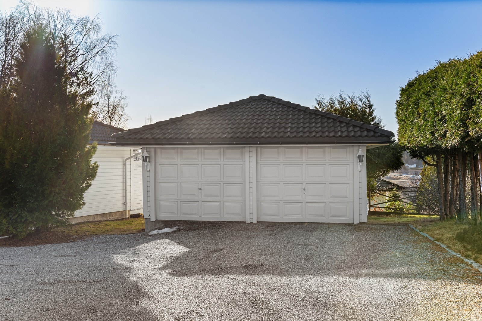 Frittstående dobbelgarasje på 41 m² med integrert bod for ekstra lagring. Galleribilde