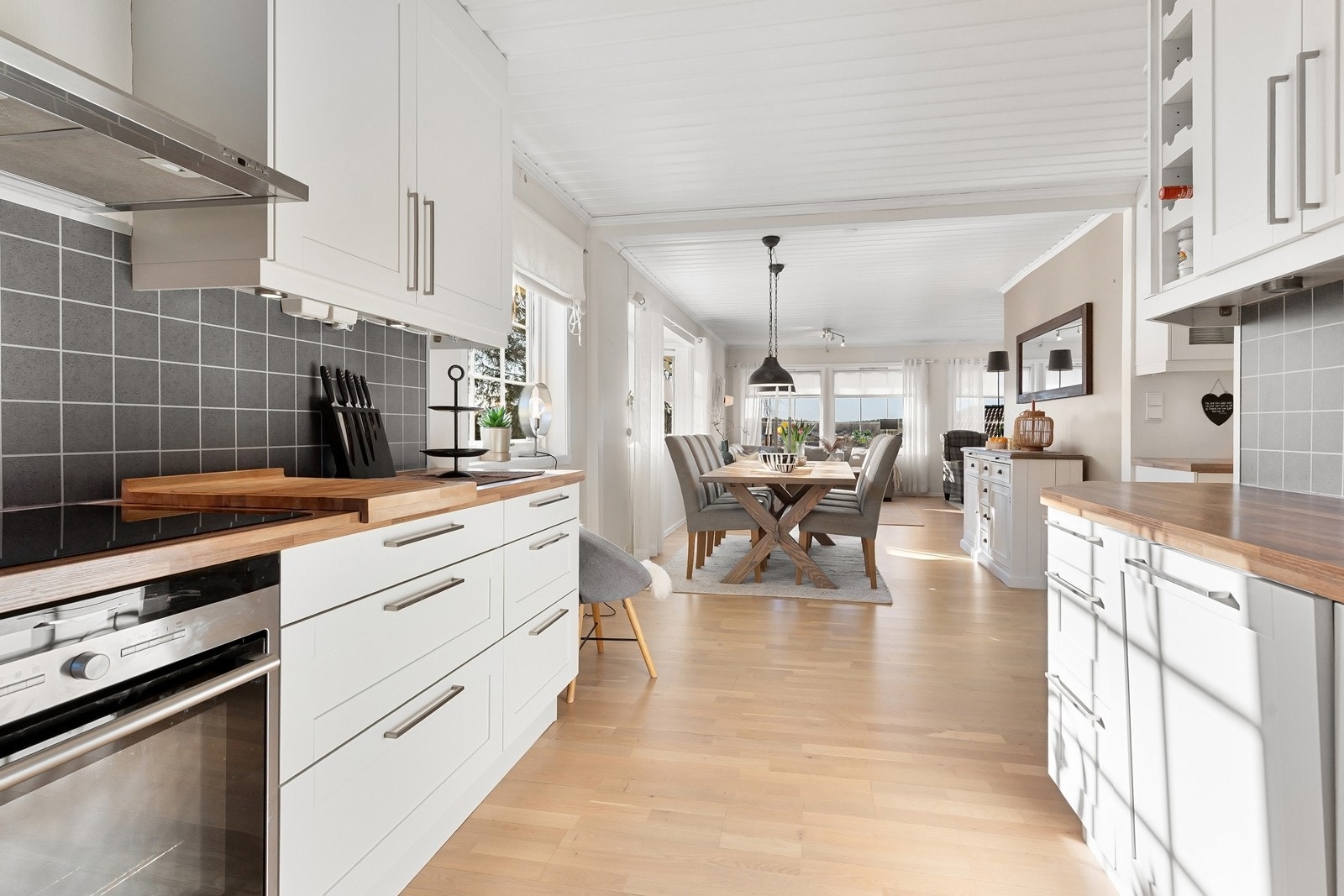 Den åpne løsningen mot stuen gjør kjøkkenet til en sosial og integrert del av hjemmet. Galleribilde