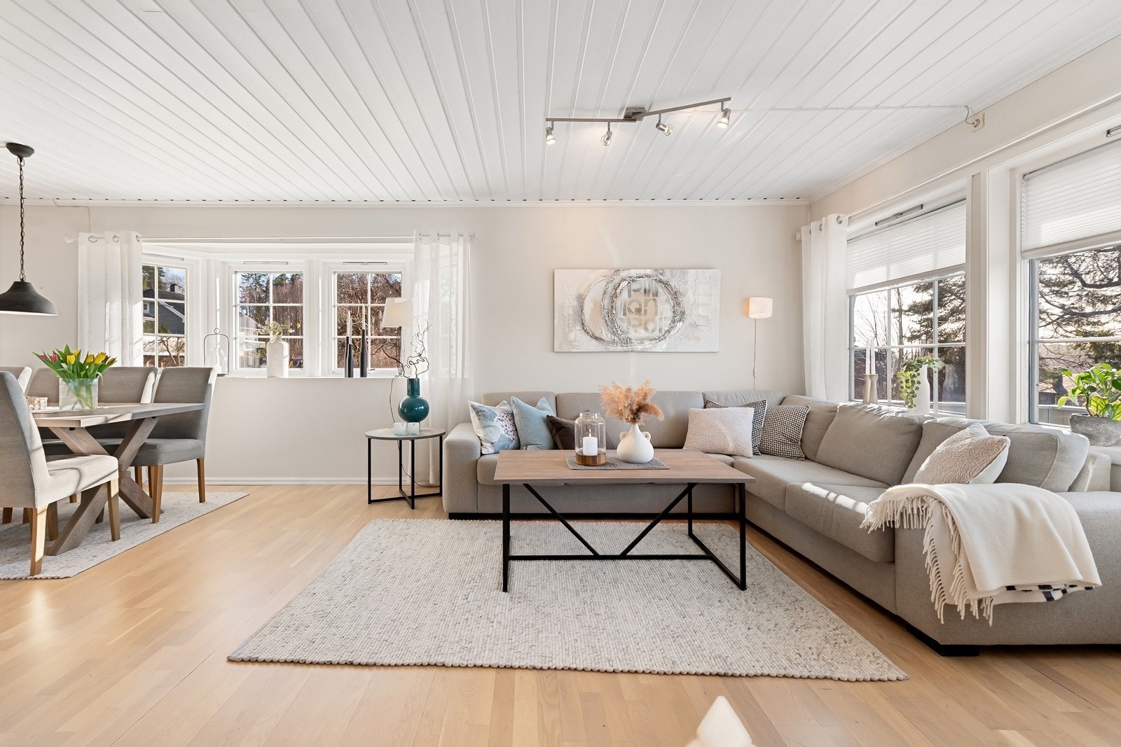 Den åpne løsningen gir en luftig romfølelse. Galleribilde