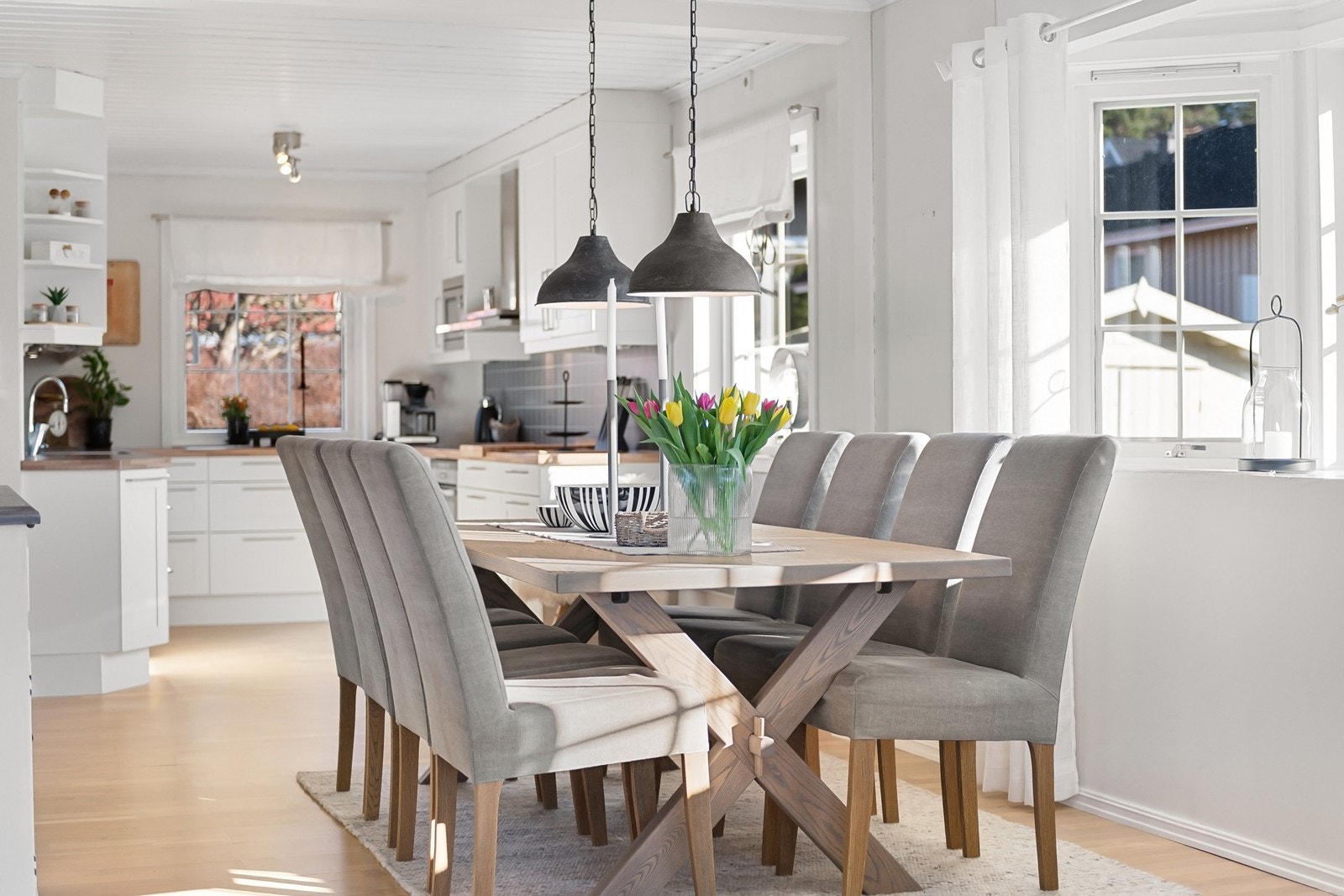 Spiseplassen har kort vei til kjøkkenet, noe som er praktisk ved servering. Galleribilde