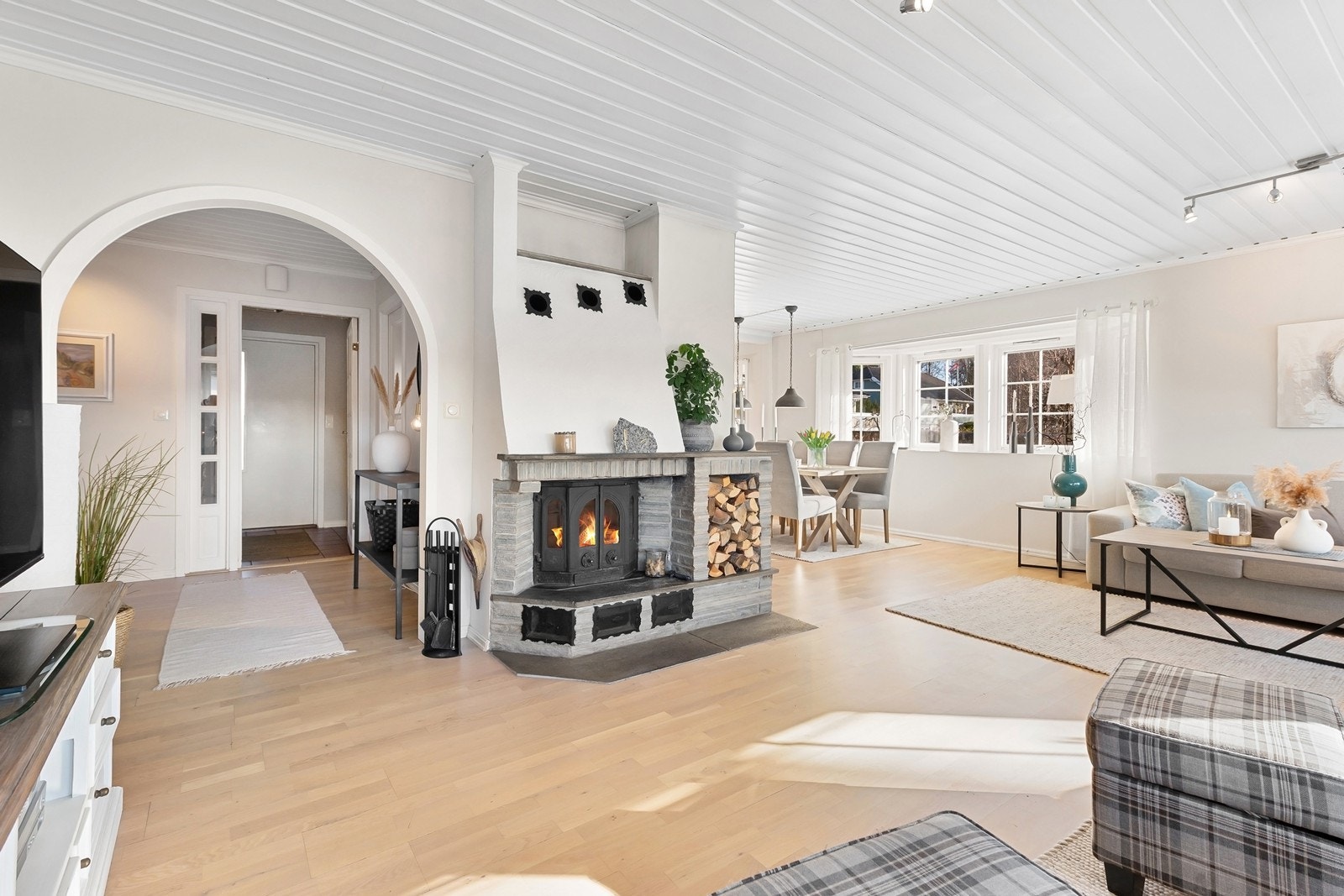 Den sentralt plasserte vedovnen gir både god varme og en hyggelig atmosfære. Galleribilde