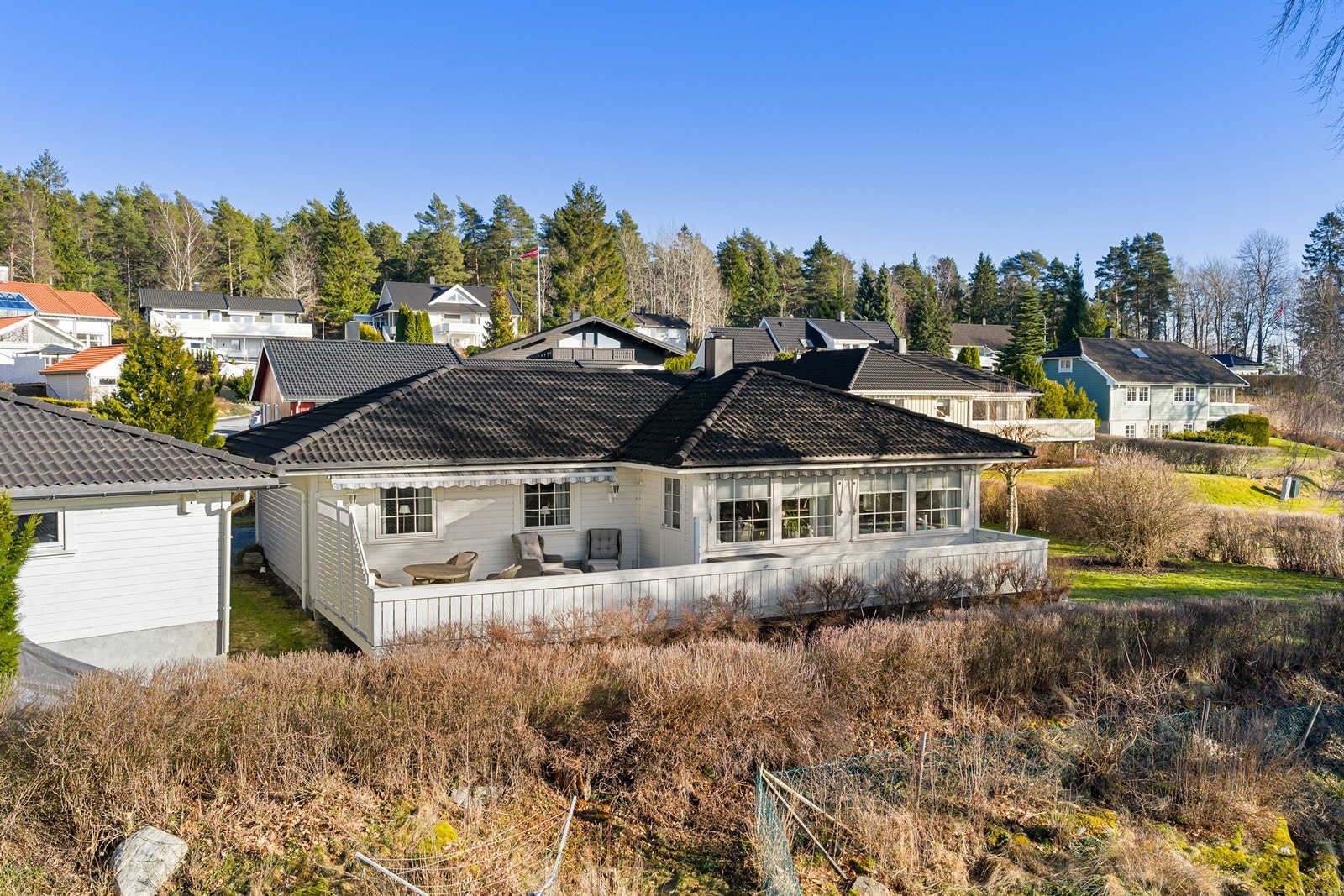 Boligen har en stor, vestvendt terrasse på 40 m² som utvider boarealet utendørs. Galleribilde