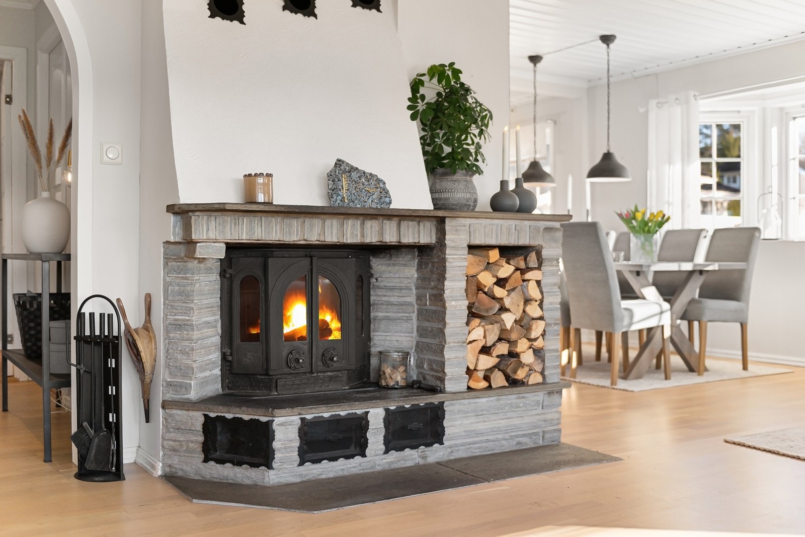 Vedovnen er et flott element i rommet og en supplerende varmekilde på kalde dager. Galleribilde